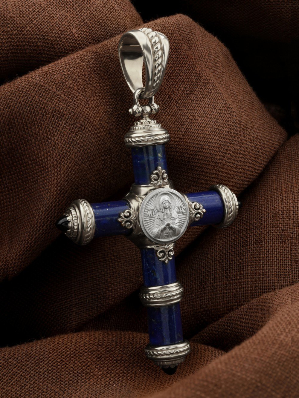 Крест из белого золота c ониксом и лазуритом