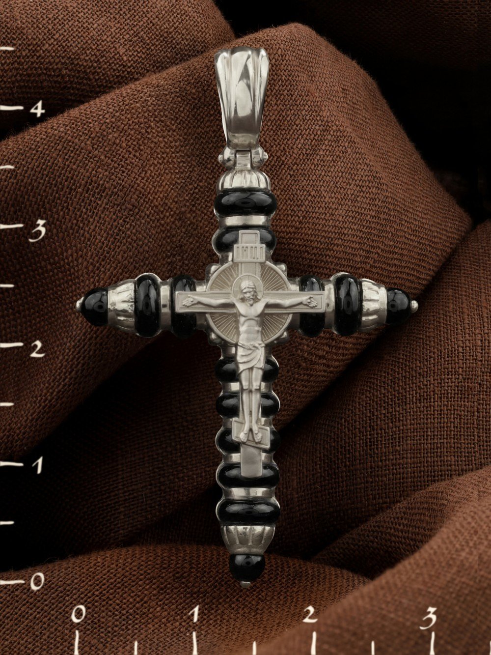 Крест из белого золота c ониксом