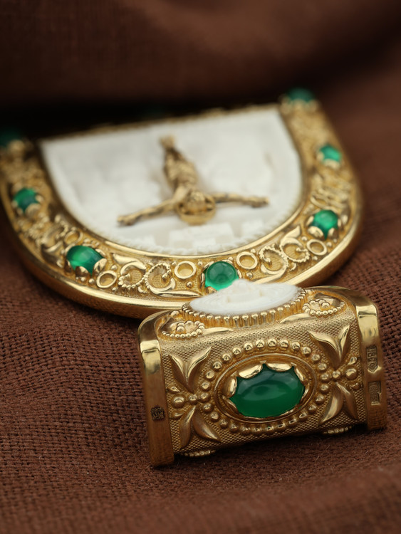 Образок из лимонного золота c эмалью, хризопразом и бивнем мамонта