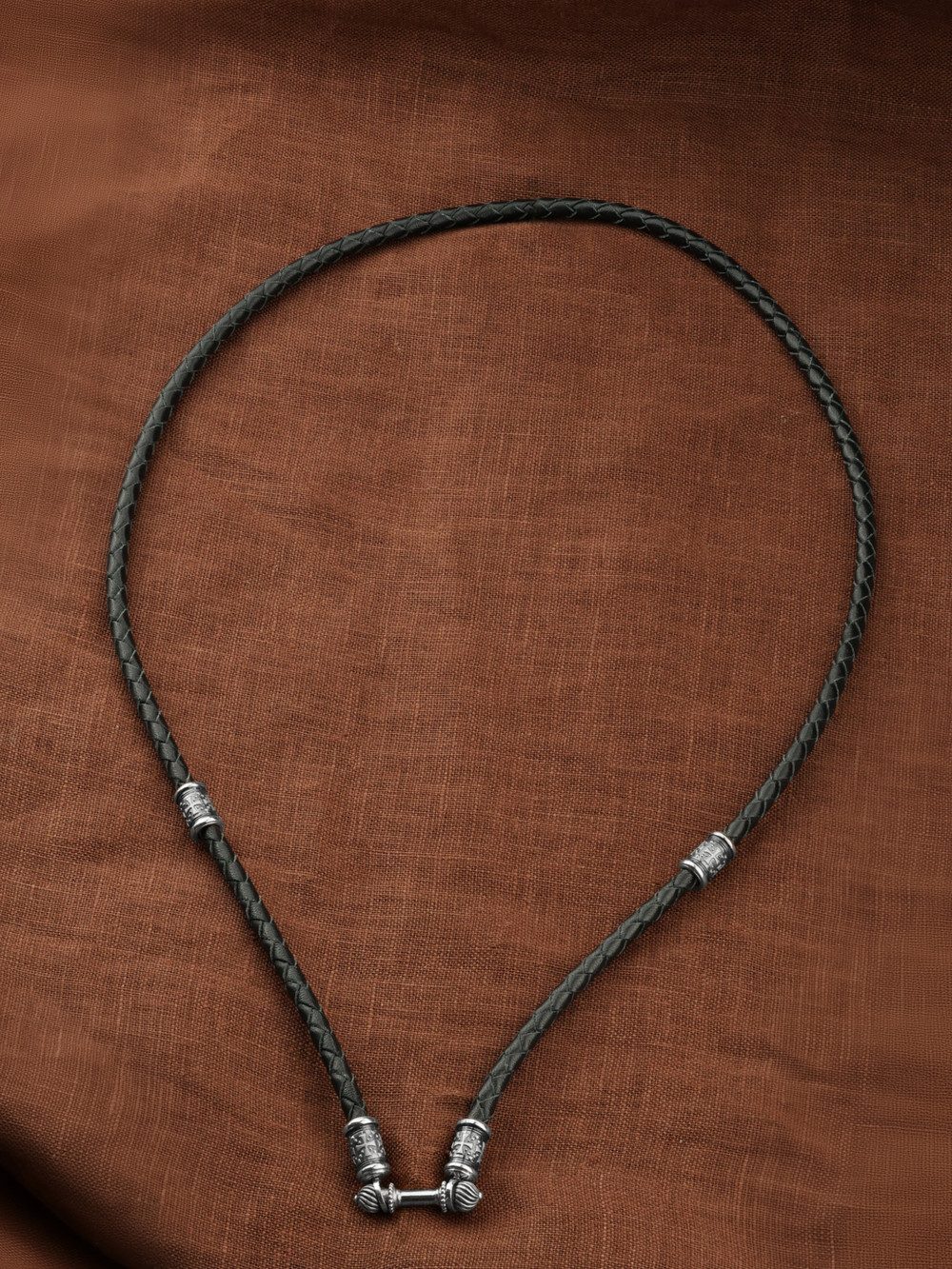 Гайтан из белого золота c кожаным шнурком