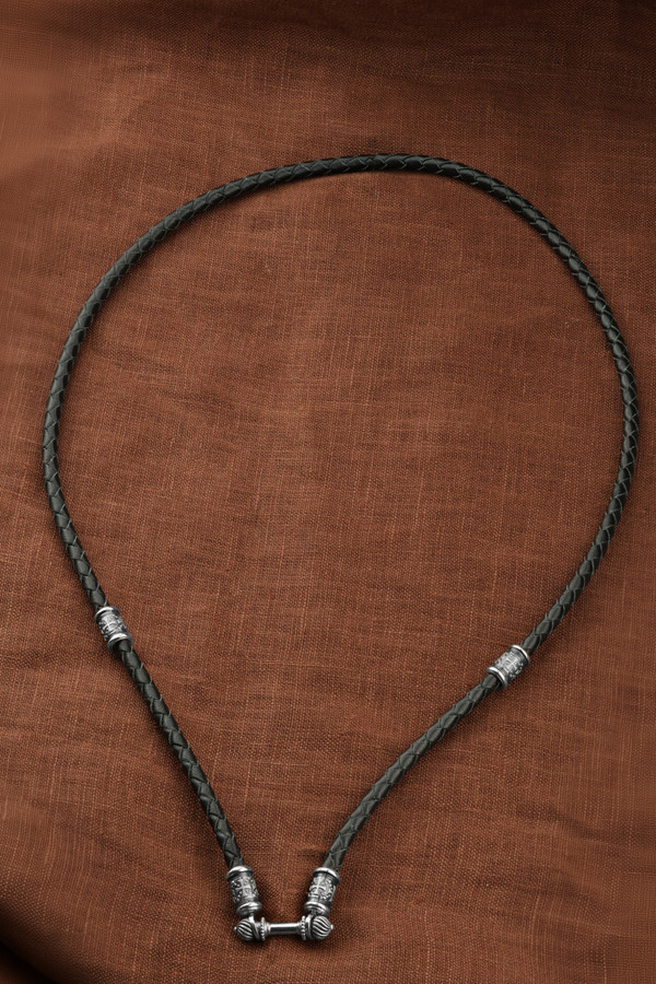 Гайтан из белого золота c кожаным шнурком