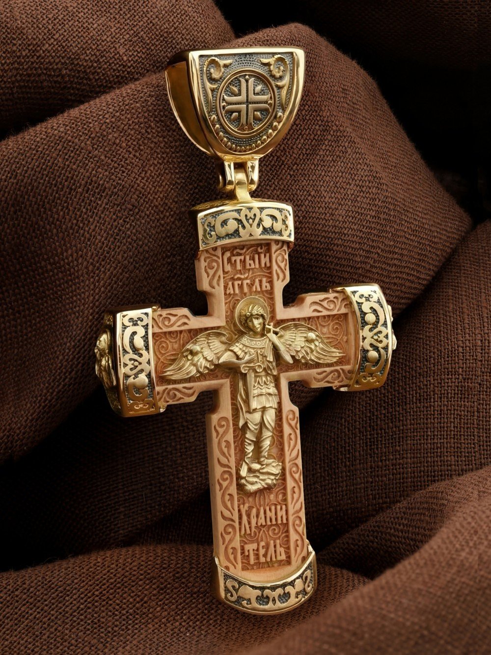 Крест из лимонного золота c деревом груши