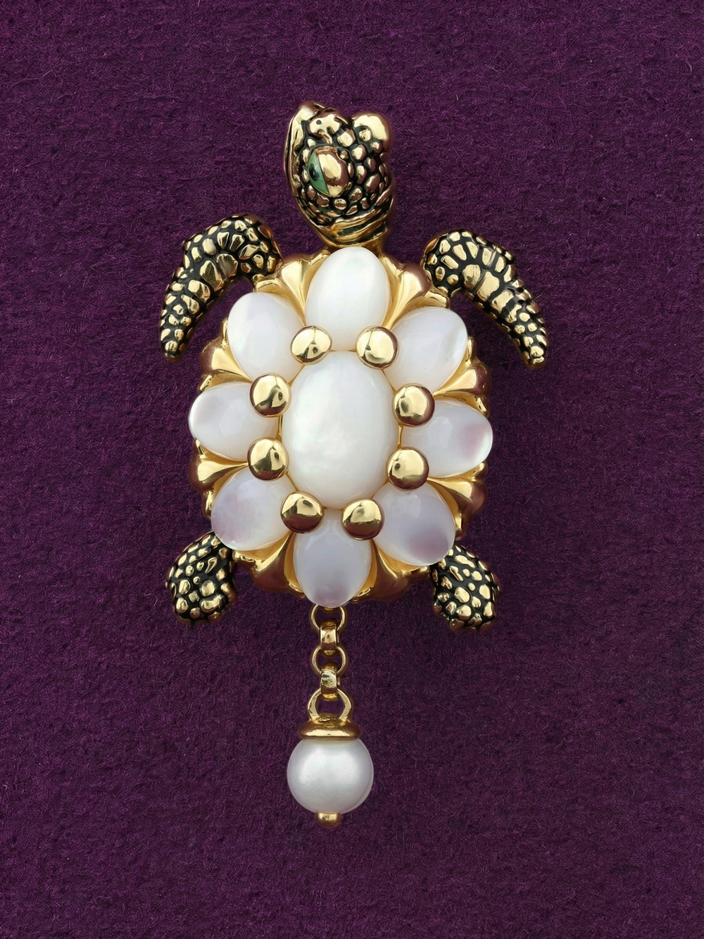 Подвеска из лимонного золота c эмалью, жемчугом и перламутром