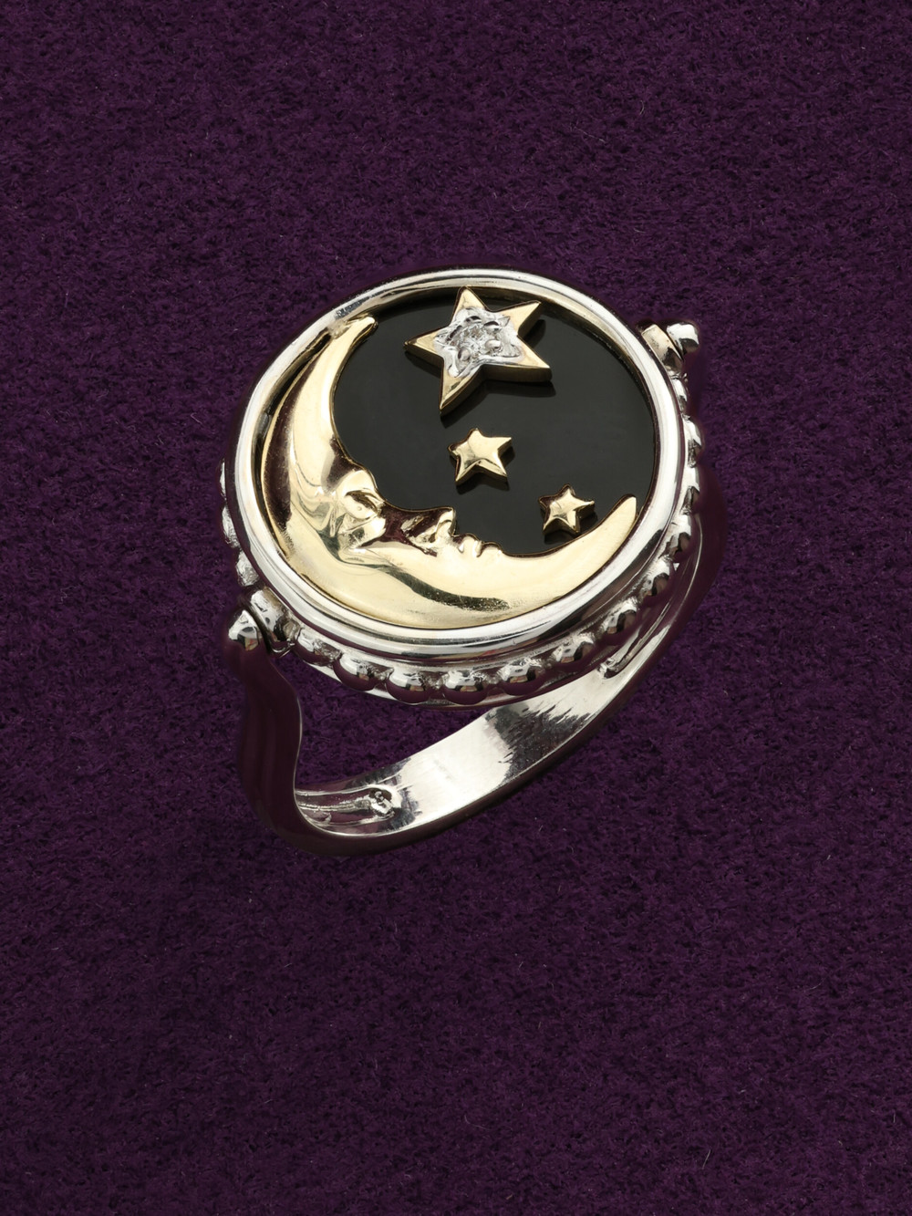 Кольцо из белого золота c бриллиантами, ониксом и перламутром