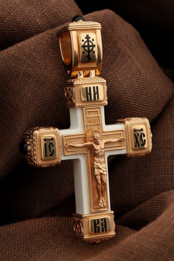 Крест из золота c эмалью, ониксом и бивнем мамонта