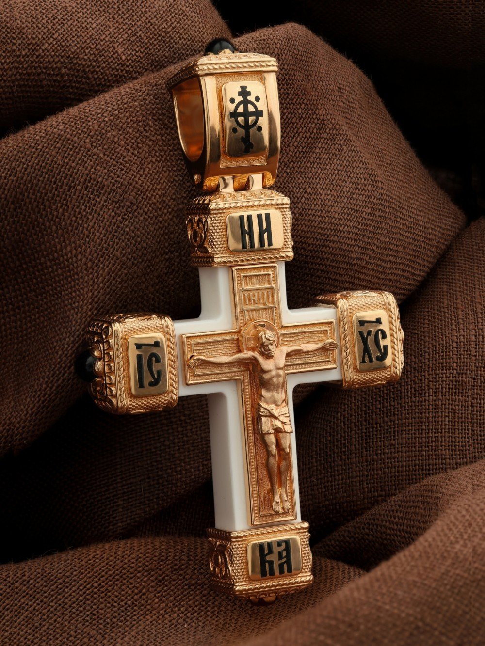 Крест из золота c эмалью, ониксом и бивнем мамонта